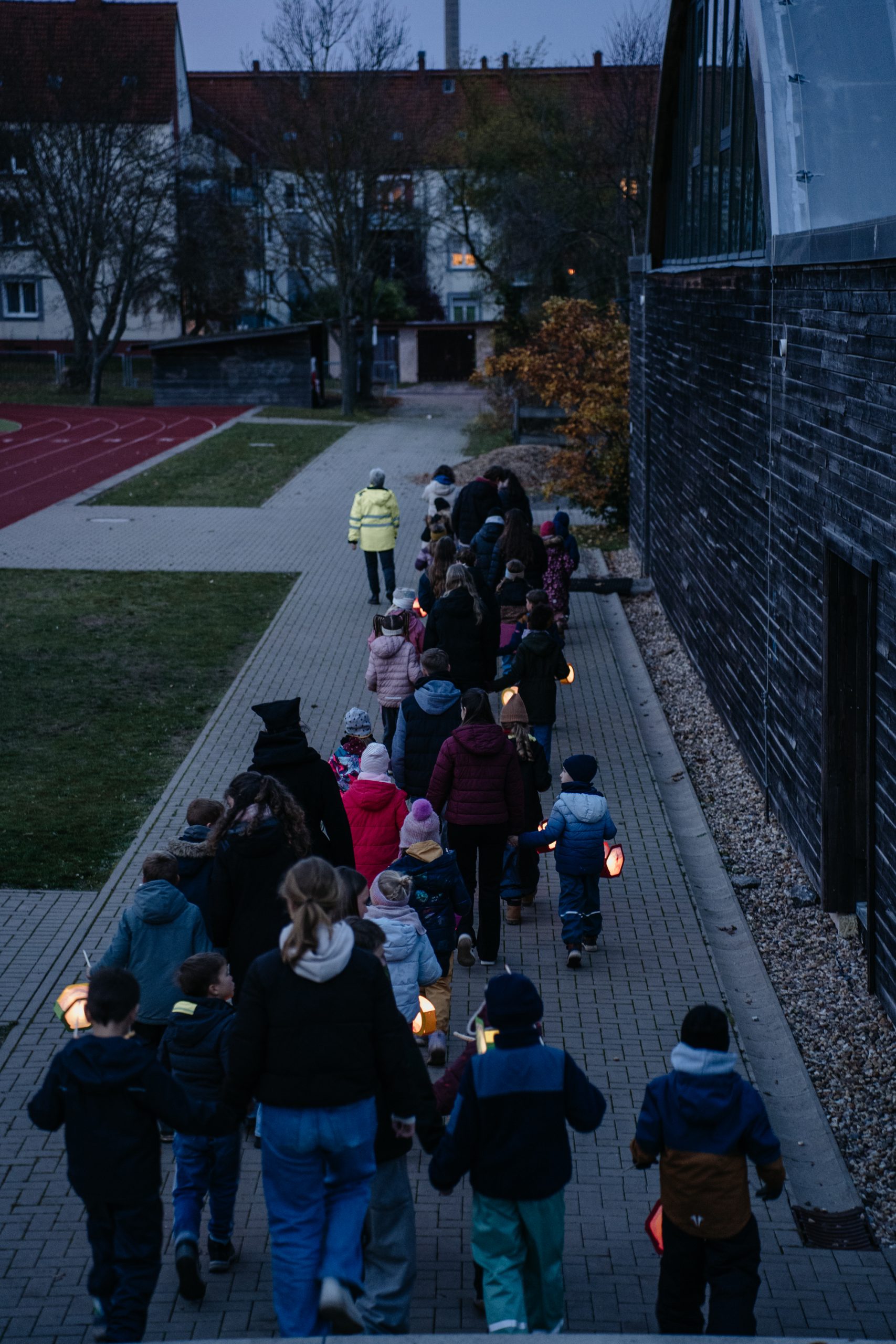 Sankt Martin an unserer Schule – Einblicke in den Laternenumzug der 2B